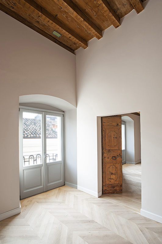 Sala con soffitto alto