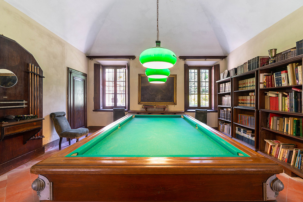Sala con tavolo da biliardo
